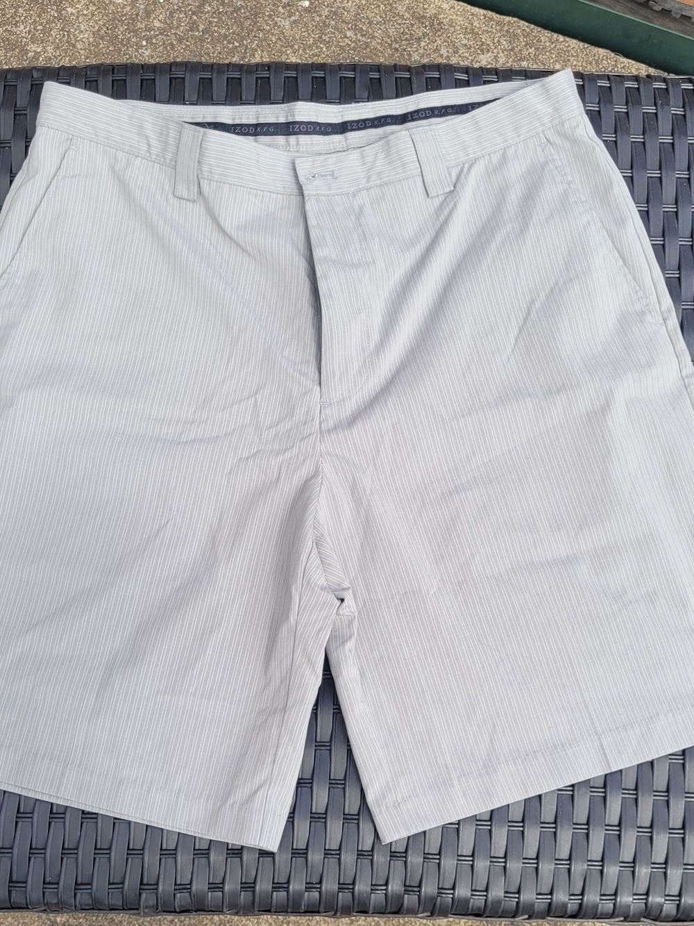 Izod Men's Light Gray Pinstripe Flat-Front Shorts